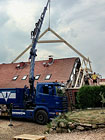 Kranarbeiten - Aufbau des Dachstuhles